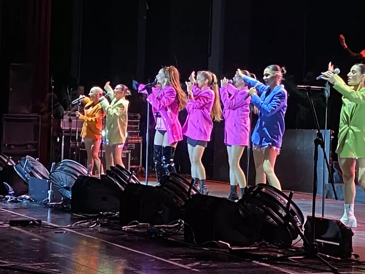 sarkici-hadise-bursa-da-sahne-aldi-18386229_amp