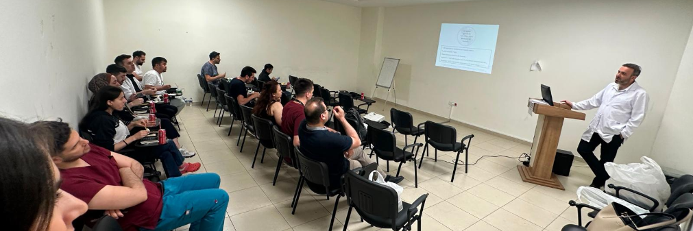 Prof. Dr. Turgay Işık bir eğitim seminerinde