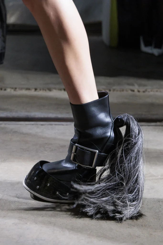 00007c-alexander-mcqueen-fall-2024-ready-to-wear-details-credit-brand-683x1024-1