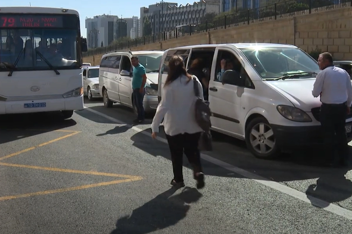 Bakıda taksi və mikroavtobusların yolda dayanması tıxac yaradır