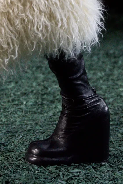 burberrywinter2024showrunwaydetails2x355-91a74eab-3-edited
