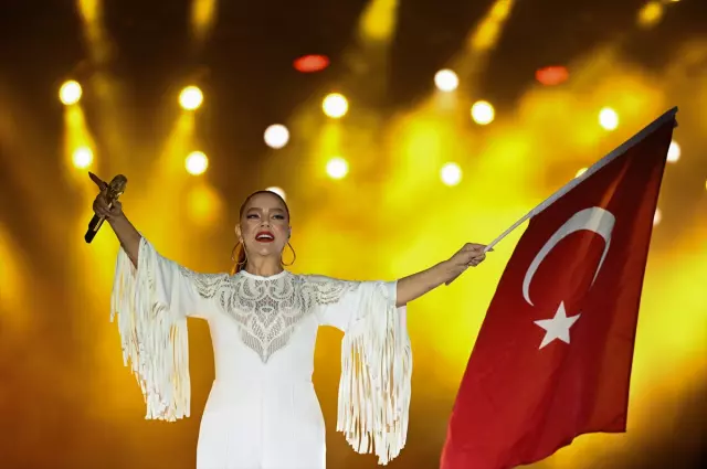 ankara-da-ebru-gundes-konseri-krizi-mansur-18005228_6782_m